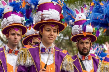 LOULE, PORTUGAL - 20 Şubat 2023: Loule, Portekiz 'deki Renkli Karnaval Festivali katılımcıları.