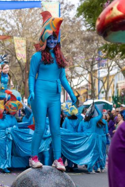 LOULE, PORTUGAL - 20 Şubat 2023: Loule, Portekiz 'deki Renkli Karnaval Festivali katılımcıları.