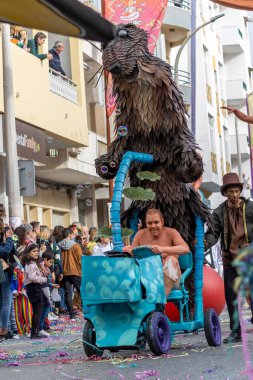 LOULE, PORTUGAL - 20 Şubat 2023: Loule, Portekiz 'deki Renkli Karnaval Festivali katılımcıları.