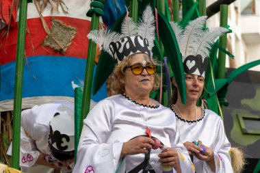 LOULE, PORTUGAL - 20 Şubat 2023: Loule, Portekiz 'deki Renkli Karnaval Festivali katılımcıları.