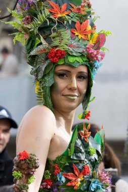 LOULE, PORTUGAL - 20 Şubat 2023: Loule, Portekiz 'deki Renkli Karnaval Festivali katılımcıları.