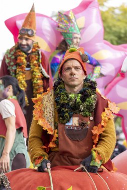 LOULE, PORTUGAL - 20 Şubat 2023: Loule, Portekiz 'deki Renkli Karnaval Festivali katılımcıları.