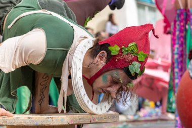 LOULE, PORTUGAL - 20 Şubat 2023: Loule, Portekiz 'deki Renkli Karnaval Festivali katılımcıları.