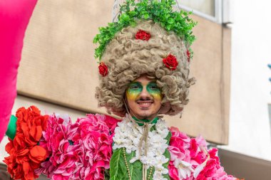 LOULE, PORTUGAL - 20 Şubat 2023: Loule, Portekiz 'deki Renkli Karnaval Festivali katılımcıları.