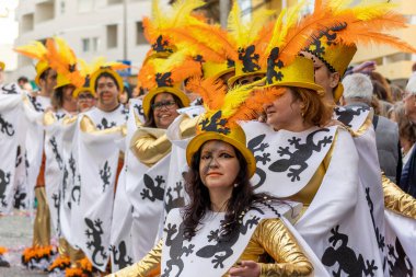 LOULE, PORTUGAL - 20 Şubat 2023: Loule, Portekiz 'deki Renkli Karnaval Festivali katılımcıları.