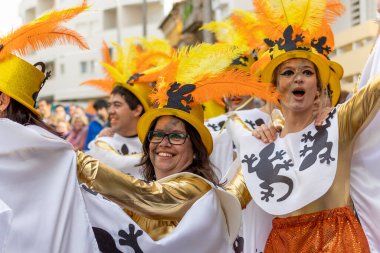 LOULE, PORTUGAL - 20 Şubat 2023: Loule, Portekiz 'deki Renkli Karnaval Festivali katılımcıları.