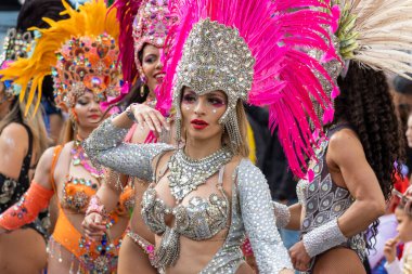 LOULE, PORTUGAL - 20 Şubat 2023: Loule, Portekiz 'deki Renkli Karnaval Festivali katılımcıları.