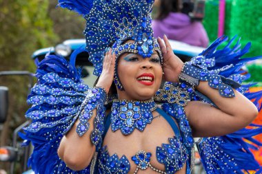 LOULE, PORTUGAL - 20 Şubat 2023: Loule, Portekiz 'deki Renkli Karnaval Festivali katılımcıları.