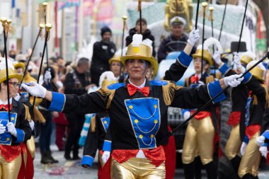 LOULE, PORTUGAL - 20 Şubat 2023: Loule, Portekiz 'deki Renkli Karnaval Festivali katılımcıları.