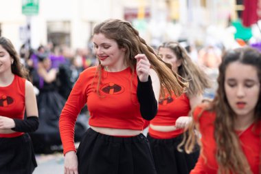 LOULE, PORTUGAL - 20 Şubat 2023: Loule, Portekiz 'deki Renkli Karnaval Festivali katılımcıları.