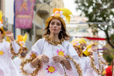 LOULE, PORTUGAL - 20 Şubat 2023: Loule, Portekiz 'deki Renkli Karnaval Festivali katılımcıları.