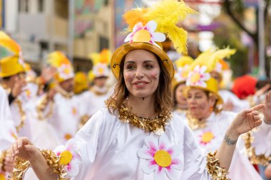 LOULE, PORTUGAL - 20 Şubat 2023: Loule, Portekiz 'deki Renkli Karnaval Festivali katılımcıları.