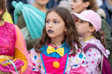 LOULE, PORTUGAL - 20 Şubat 2023: Loule, Portekiz 'deki Renkli Karnaval Festivali katılımcıları.