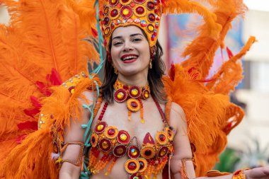 LOULE, PORTUGAL - 20 Şubat 2023: Loule, Portekiz 'deki Renkli Karnaval Festivali katılımcıları.