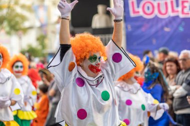 LOULE, PORTUGAL - 20 Şubat 2023: Loule, Portekiz 'deki Renkli Karnaval Festivali katılımcıları.