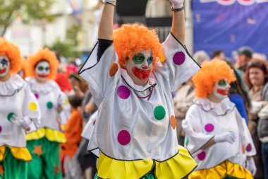 LOULE, PORTUGAL - 20 Şubat 2023: Loule, Portekiz 'deki Renkli Karnaval Festivali katılımcıları.