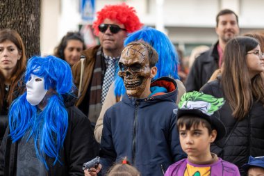LOULE, PORTUGAL - 20 Şubat 2023: Loule, Portekiz 'deki Renkli Karnaval Festivali katılımcıları.