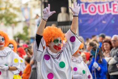LOULE, PORTUGAL - 20 Şubat 2023: Loule, Portekiz 'deki Renkli Karnaval Festivali katılımcıları.