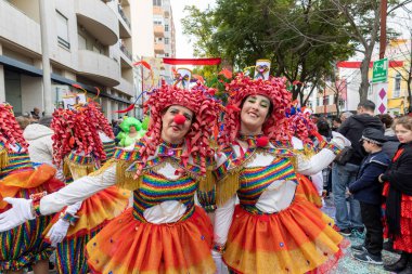 LOULE, PORTUGAL - 20 Şubat 2023: Loule, Portekiz 'deki Renkli Karnaval Festivali katılımcıları.