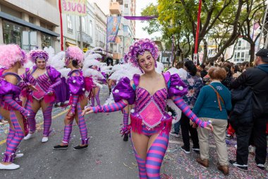 LOULE, PORTUGAL - 20 Şubat 2023: Loule, Portekiz 'deki Renkli Karnaval Festivali katılımcıları.