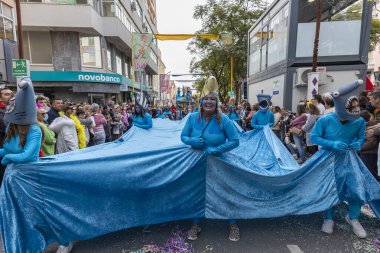 LOULE, PORTUGAL - 20 Şubat 2023: Loule, Portekiz 'deki Renkli Karnaval Festivali katılımcıları.