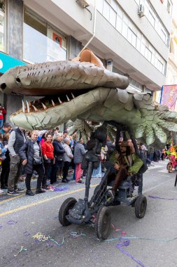 LOULE, PORTUGAL - 20 Şubat 2023: Loule, Portekiz 'deki Renkli Karnaval Festivali katılımcıları.