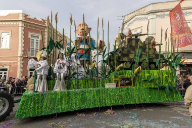 LOULE, PORTUGAL - 20 Şubat 2023: Loule, Portekiz 'deki Renkli Karnaval Festivali katılımcıları.