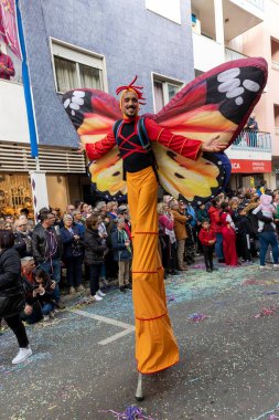 LOULE, PORTUGAL - 20 Şubat 2023: Loule, Portekiz 'deki Renkli Karnaval Festivali katılımcıları.