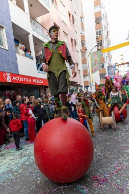 LOULE, PORTUGAL - 20 Şubat 2023: Loule, Portekiz 'deki Renkli Karnaval Festivali katılımcıları.