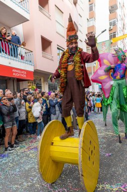 LOULE, PORTUGAL - 20 Şubat 2023: Loule, Portekiz 'deki Renkli Karnaval Festivali katılımcıları.