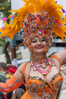 LOULE, PORTUGAL - 20 Şubat 2023: Loule, Portekiz 'deki Renkli Karnaval Festivali katılımcıları.