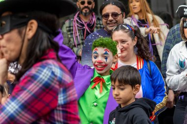 LOULE, PORTUGAL - 20 Şubat 2023: Loule, Portekiz 'deki Renkli Karnaval Festivali katılımcıları.