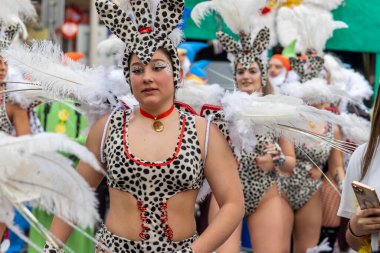 LOULE, PORTUGAL - 20 Şubat 2023: Loule, Portekiz 'deki Renkli Karnaval Festivali katılımcıları.