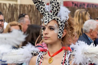 LOULE, PORTUGAL - 20 Şubat 2023: Loule, Portekiz 'deki Renkli Karnaval Festivali katılımcıları.