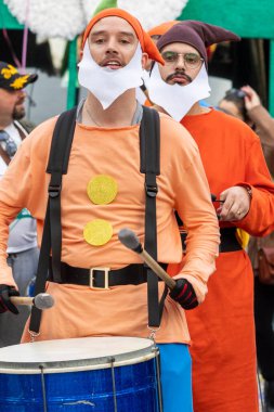 LOULE, PORTUGAL - 20 Şubat 2023: Loule, Portekiz 'deki Renkli Karnaval Festivali katılımcıları.