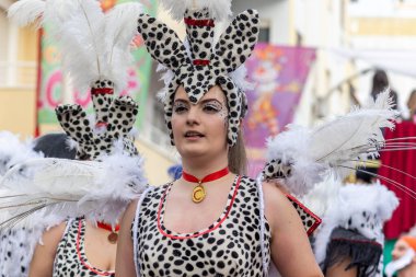 LOULE, PORTUGAL - 20 Şubat 2023: Loule, Portekiz 'deki Renkli Karnaval Festivali katılımcıları.