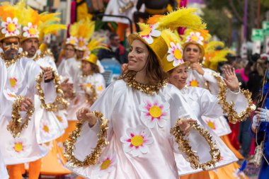 LOULE, PORTUGAL - 20 Şubat 2023: Loule, Portekiz 'deki Renkli Karnaval Festivali katılımcıları.