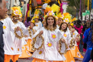 LOULE, PORTUGAL - 20 Şubat 2023: Loule, Portekiz 'deki Renkli Karnaval Festivali katılımcıları.