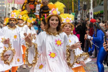 LOULE, PORTUGAL - 20 Şubat 2023: Loule, Portekiz 'deki Renkli Karnaval Festivali katılımcıları.