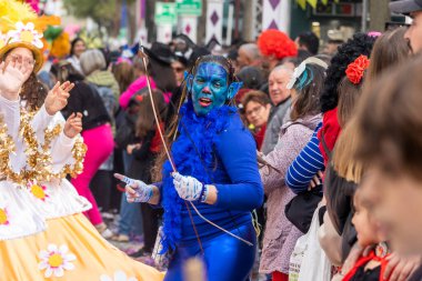 LOULE, PORTUGAL - 20 Şubat 2023: Loule, Portekiz 'deki Renkli Karnaval Festivali katılımcıları.