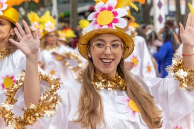 LOULE, PORTUGAL - 20 Şubat 2023: Loule, Portekiz 'deki Renkli Karnaval Festivali katılımcıları.