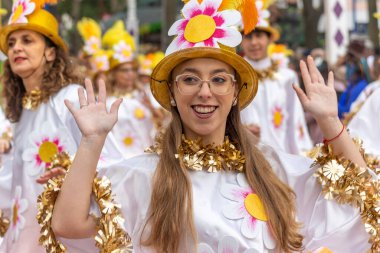 LOULE, PORTUGAL - 20 Şubat 2023: Loule, Portekiz 'deki Renkli Karnaval Festivali katılımcıları.