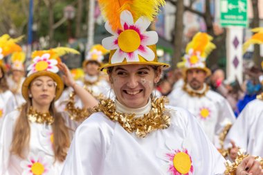 LOULE, PORTUGAL - 20 Şubat 2023: Loule, Portekiz 'deki Renkli Karnaval Festivali katılımcıları.