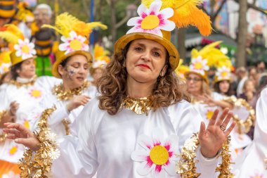 LOULE, PORTUGAL - 20 Şubat 2023: Loule, Portekiz 'deki Renkli Karnaval Festivali katılımcıları.