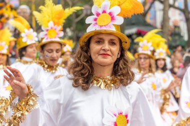 LOULE, PORTUGAL - 20 Şubat 2023: Loule, Portekiz 'deki Renkli Karnaval Festivali katılımcıları.