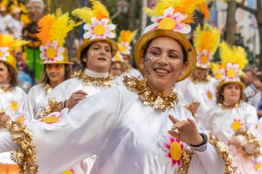 LOULE, PORTUGAL - 20 Şubat 2023: Loule, Portekiz 'deki Renkli Karnaval Festivali katılımcıları.