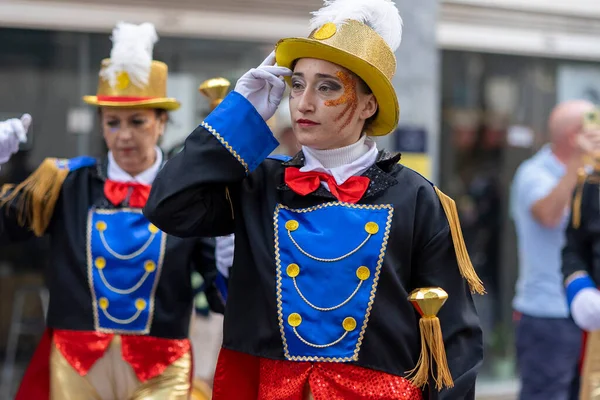 LOULE, PORTUGAL - 23 Şubat 2023: Loule, Portekiz 'deki Renkli Karnaval Festivali katılımcıları.