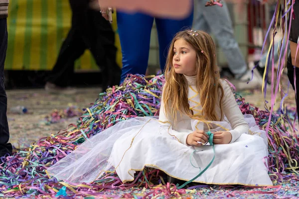 LOULE, PORTUGAL - 23 Şubat 2023: Loule, Portekiz 'deki Renkli Karnaval Festivali katılımcıları.