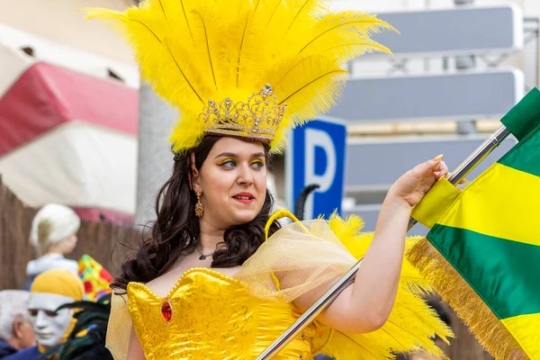 LOULE, PORTUGAL - 20 Şubat 2023: Loule, Portekiz 'deki Renkli Karnaval Festivali katılımcıları.