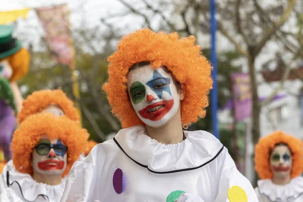 LOULE, PORTUGAL - 20 Şubat 2023: Loule, Portekiz 'deki Renkli Karnaval Festivali katılımcıları.